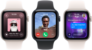 Drei Apple Watch Geräte nebeneinander, eines zeigt die Apple Music App, eines einen eingehenden Telefonanruf und eines eine iMessage Konversation